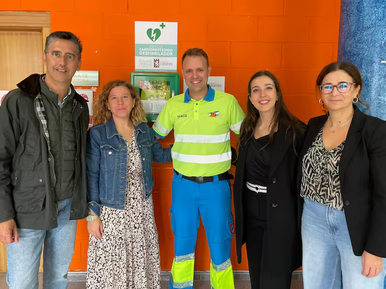 Rápida Intervención Salva una Vida en Cáceres Gracias a un Desfibrilador en el Pabellón Moctezuma